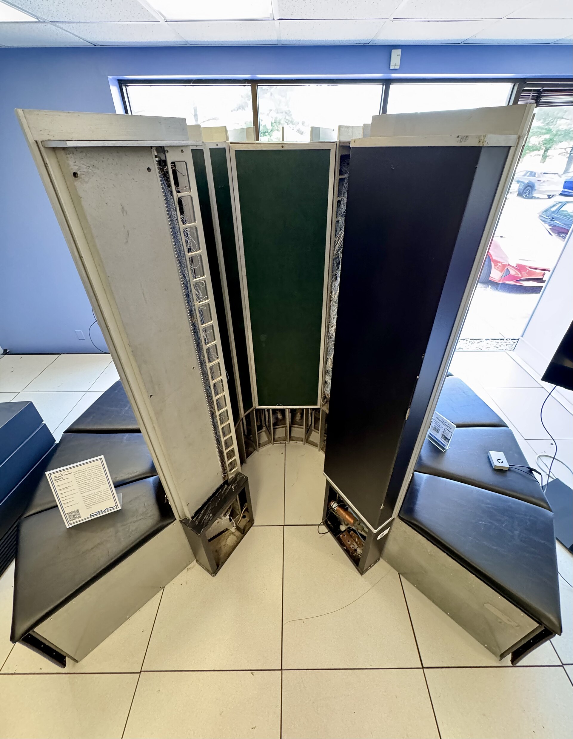 Baie de calculateur Cray ouverte et demontree, presentee dans une exposition