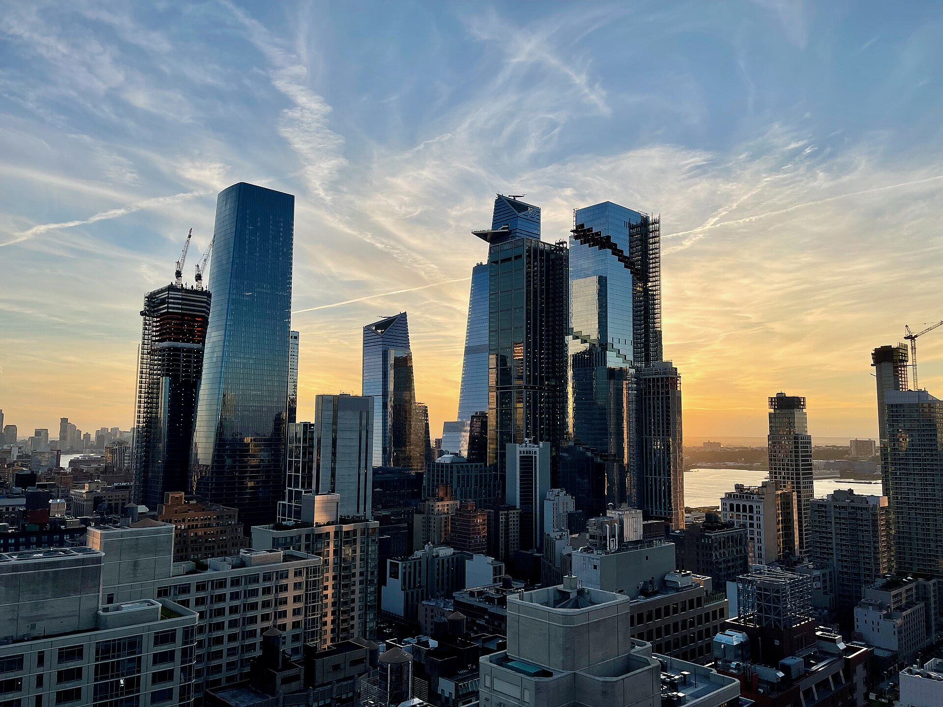 Silhouette des tours de Hudson Yards, à Manhattan, au coucher du soleil