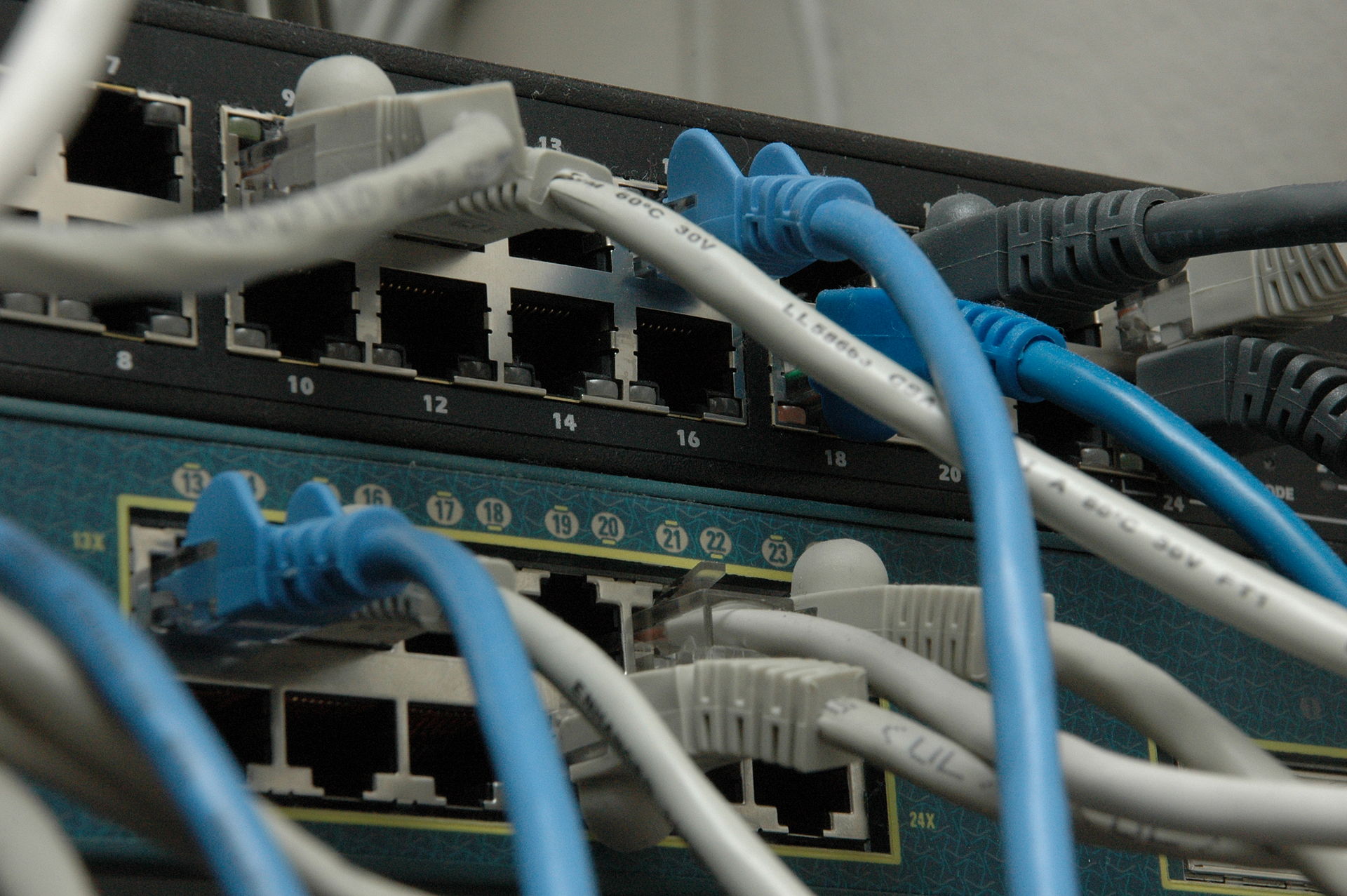 Commutateurs réseau reliés par des câbles Ethernet