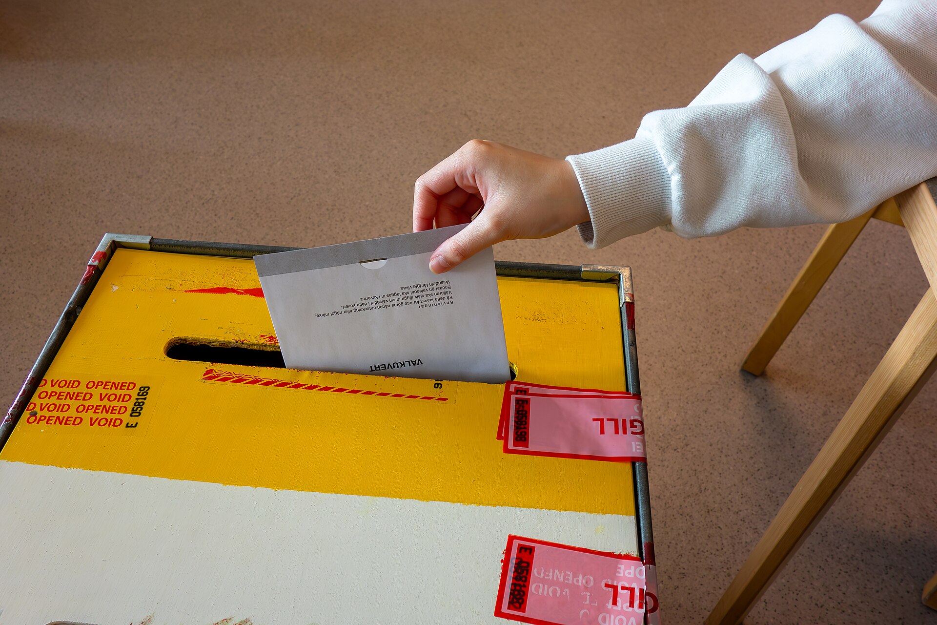 Urne{dfreuse} accompanied de bulletins