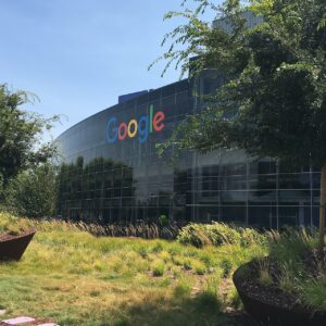 Bâtiment du Googleplex avec le logo Google, photographié en 2016
