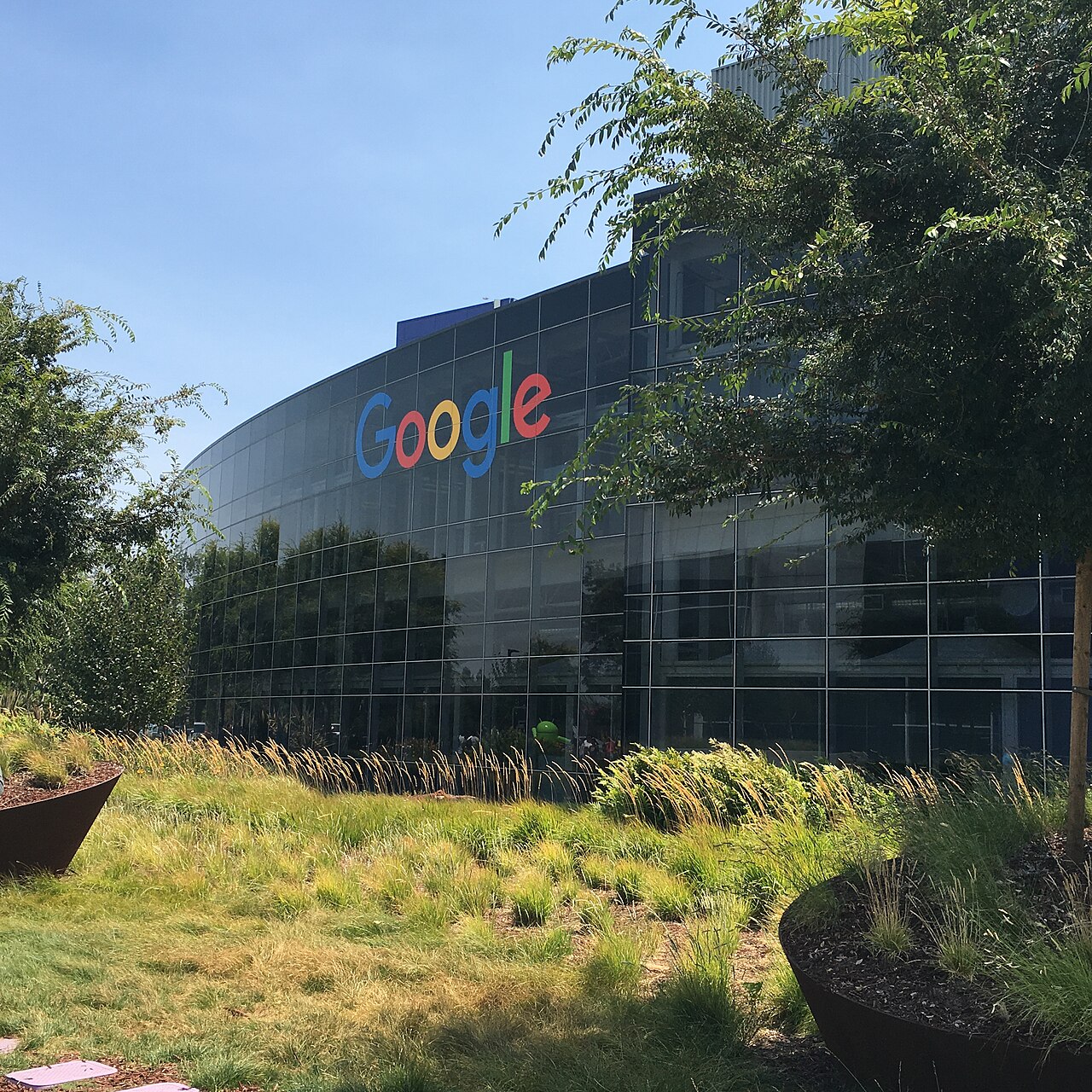 Bâtiment du Googleplex avec le logo Google, photographié en 2016