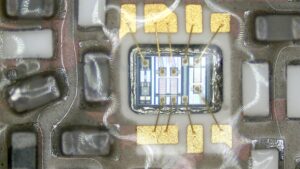 Puce electronique vue de pres sur un circuit imprime
