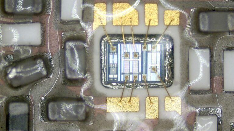 Puce electronique vue de pres sur un circuit imprime