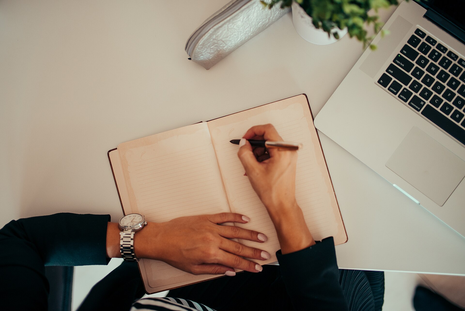 Personne travaillant sur un ordinateur portable à un bureau moderne