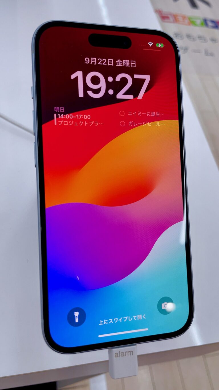 iPhone 15 Pro dos vu avec triple caméra