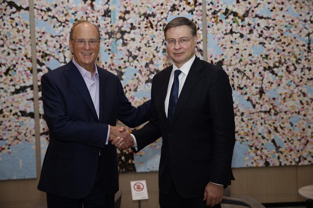 Le commissaire européen Valdis Dombrovskis et Larry Fink, PDG de BlackRock, lors d’une rencontre à New York