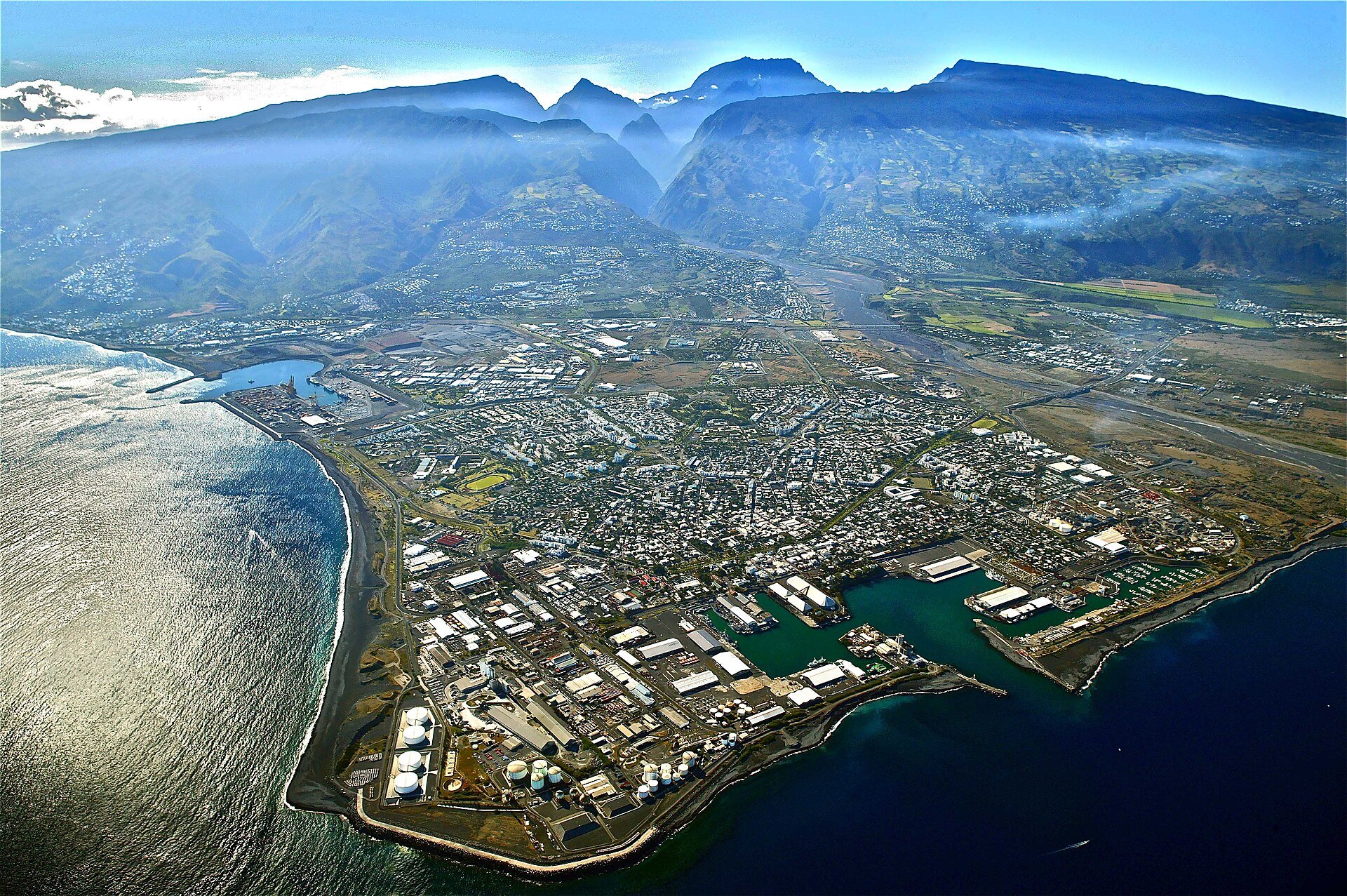 Vue aerienne du Port a La Reunion