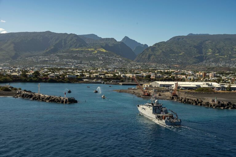 Navire entrant au port de La Reunion