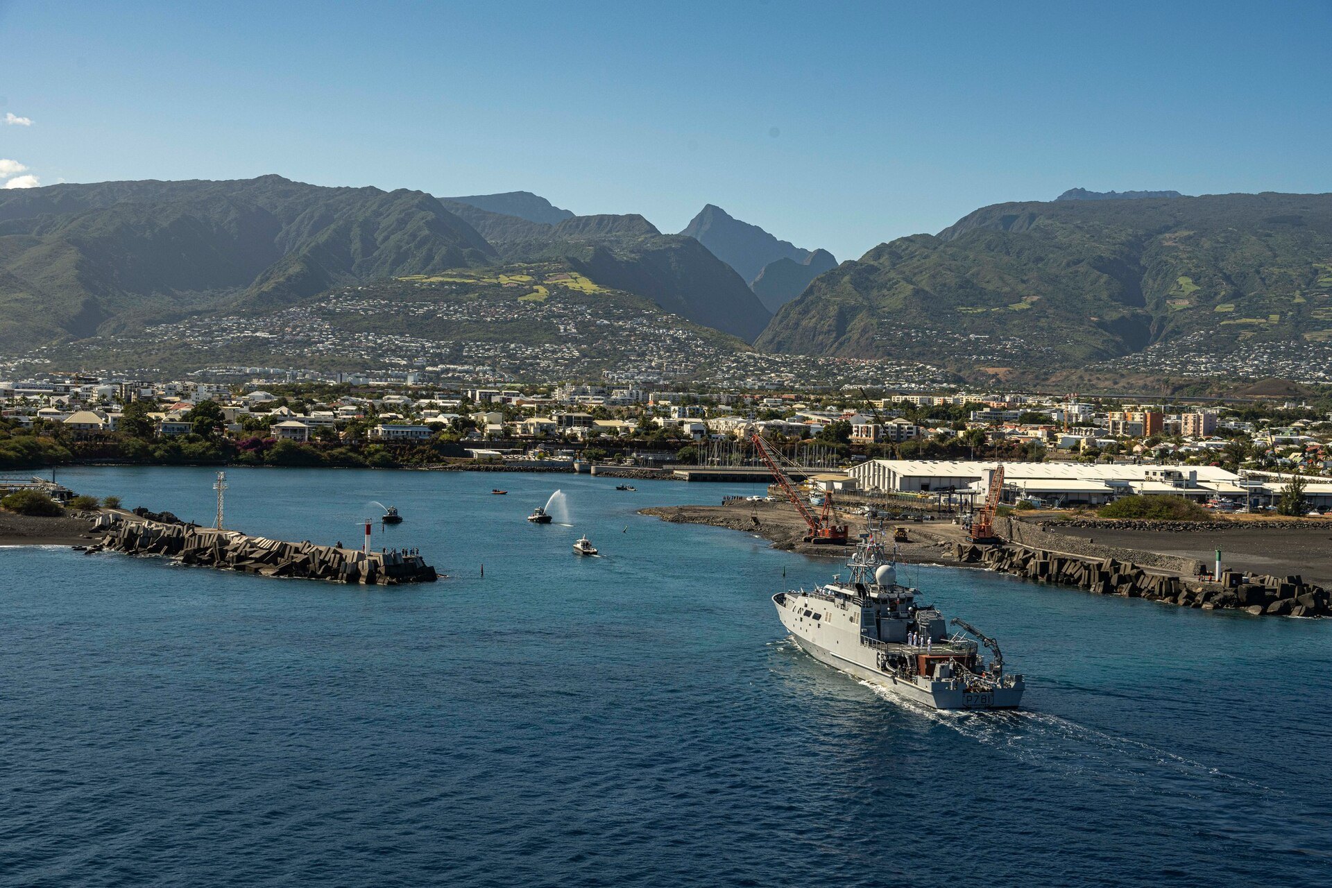 Navire entrant au port de La Reunion