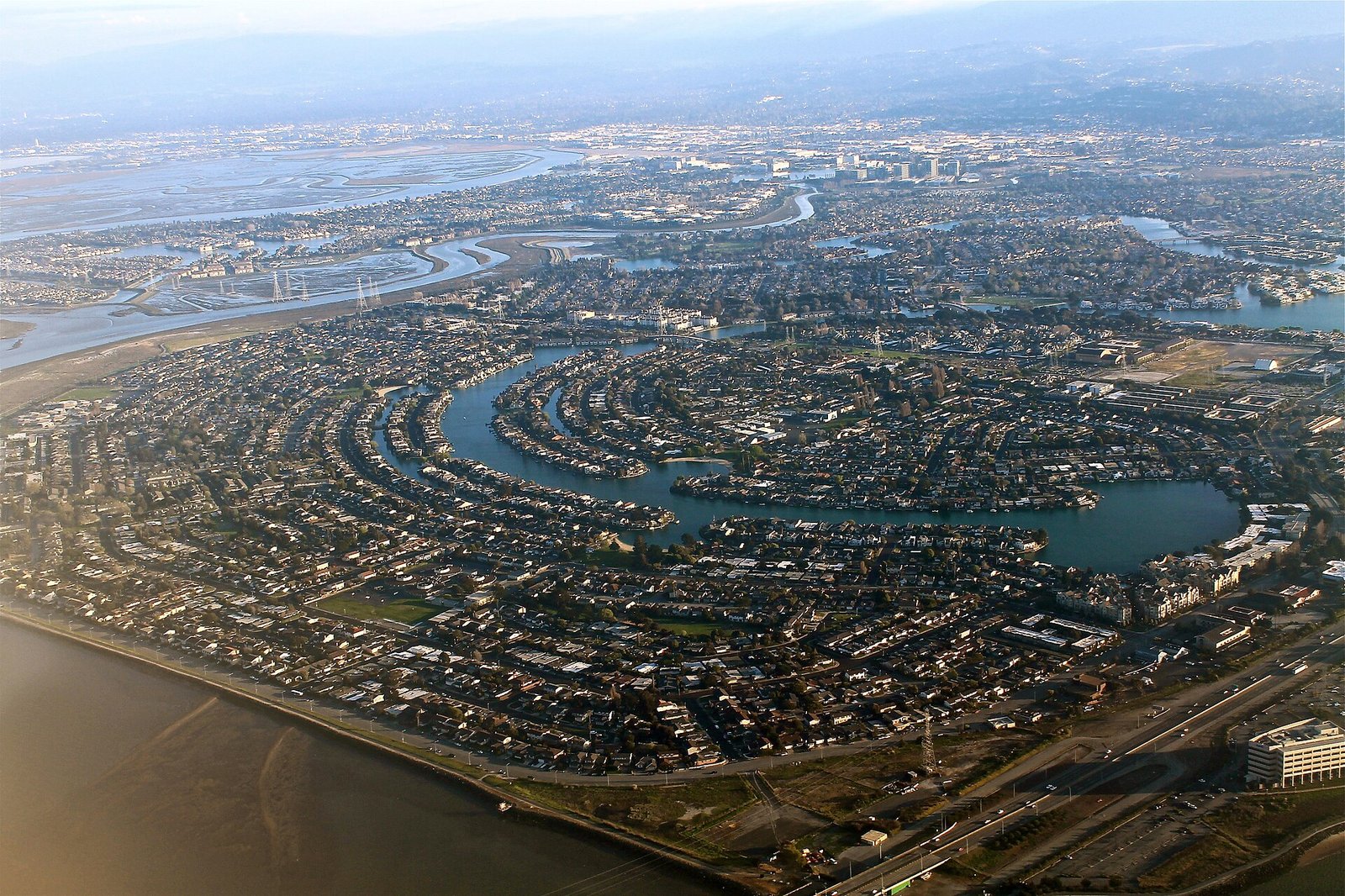 Silicon Valley : là où se joue la course, les géants foncent sans filet