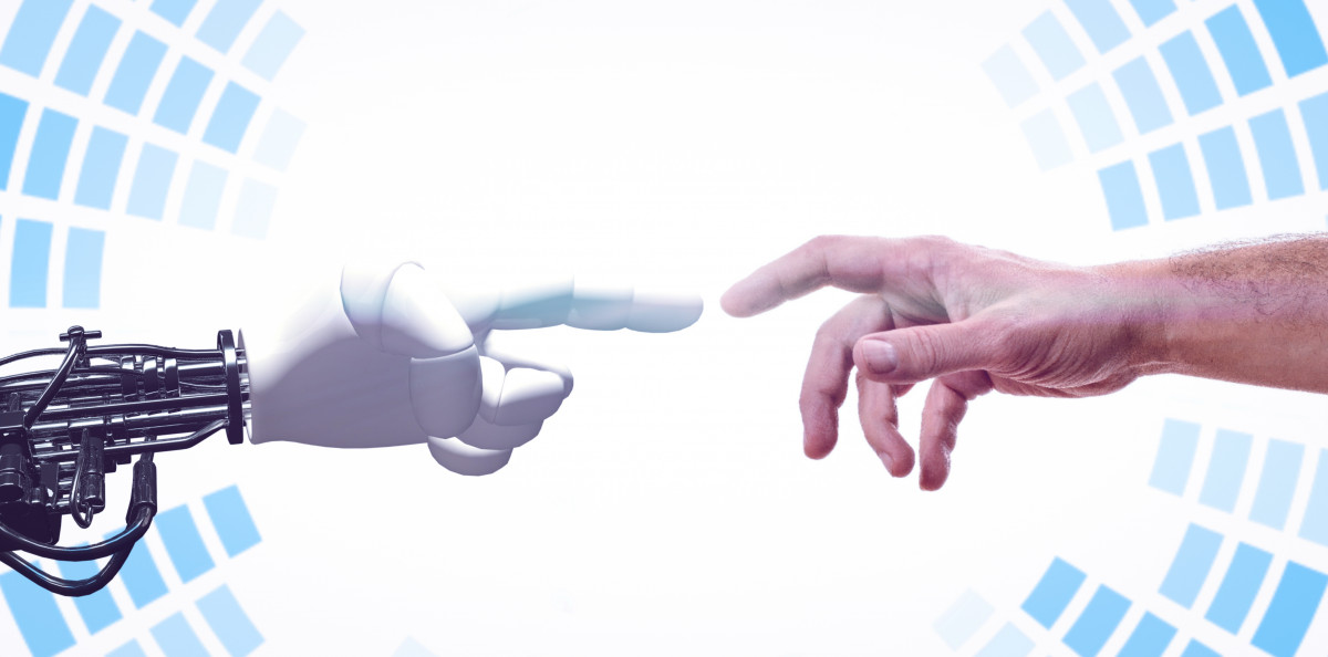 Une main humaine et une main robotique qui se rejoignent