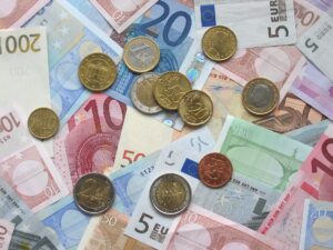 Pieces et billets en euros : la question de la fiscalite