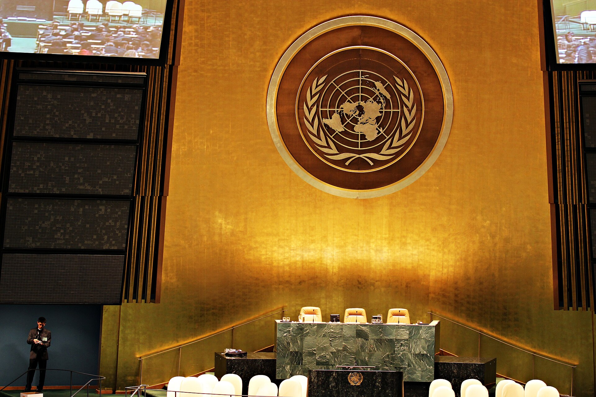 Emblème des Nations unies en gros plan dans la salle de l'Assemblée générale