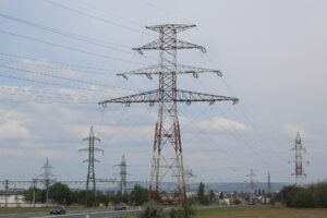 Pylône électrique haute tension en crépuscule