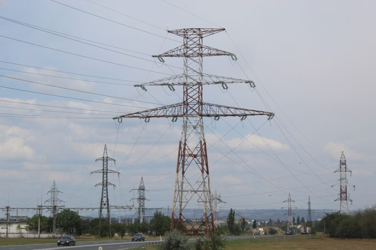 Pylône électrique haute tension en crépuscule