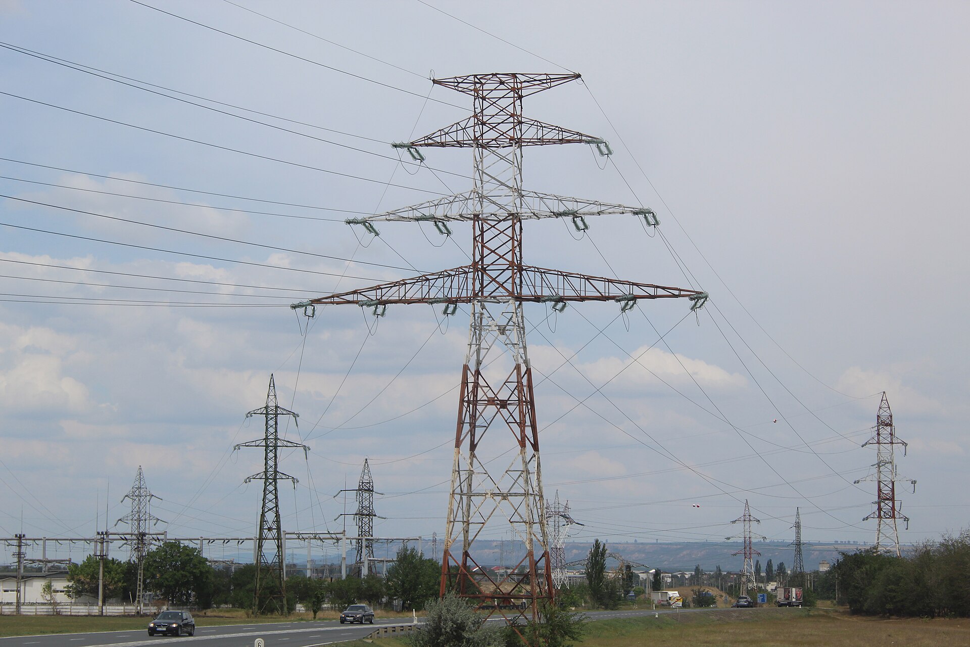 Pylône électrique haute tension en crépuscule