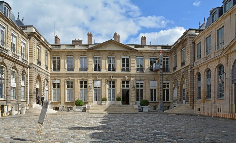 Cour de l’hôtel de Roquelaure, siège du ministère de la Transition écologique