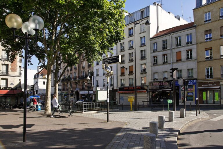 Rue animée à Paris