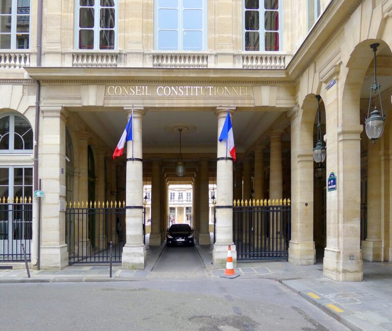 Entrée du Conseil constitutionnel, rue de Montpensier à Paris
