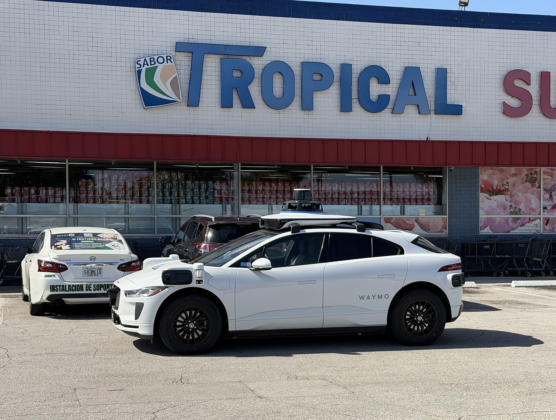 Robotaxi Waymo stationne aux Etats-Unis