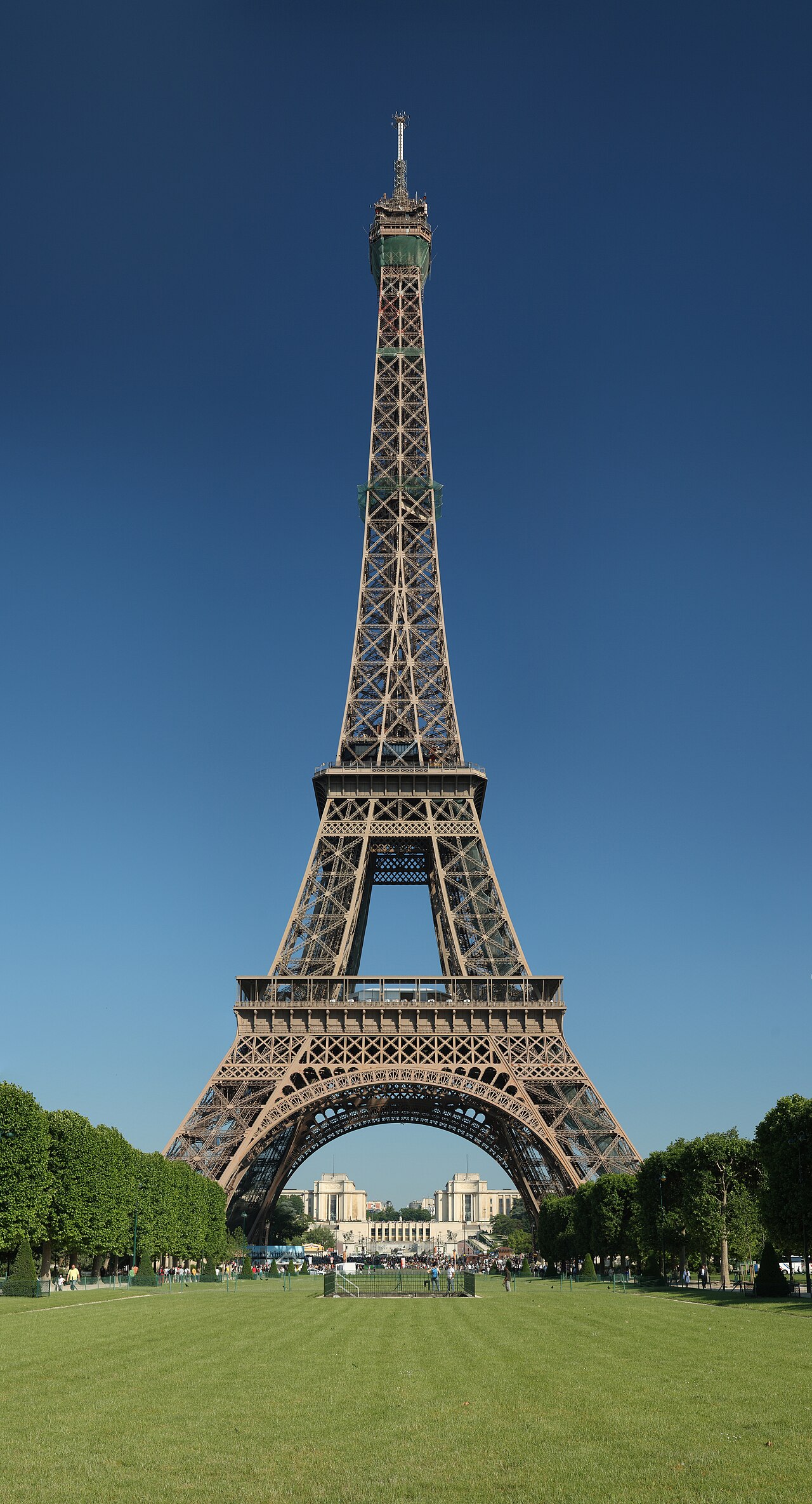 Tour Eiffel à Paris : les YouTubeurs français