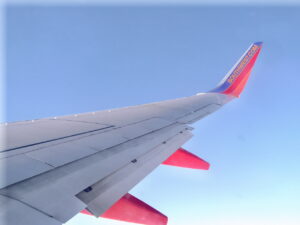 Aile d’un avion photographiée après le décollage à Sacramento.