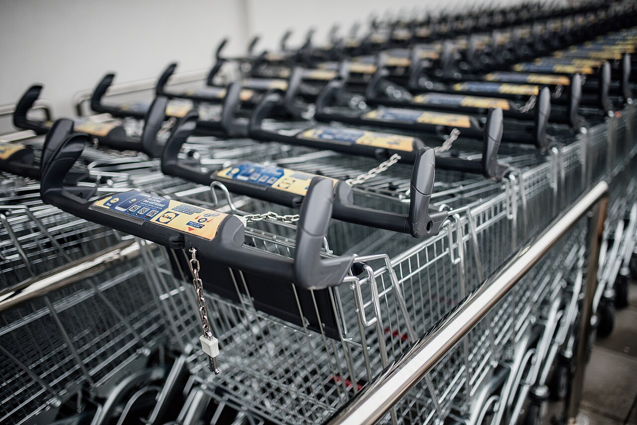 Chariots de courses alignés dans un magasin.
