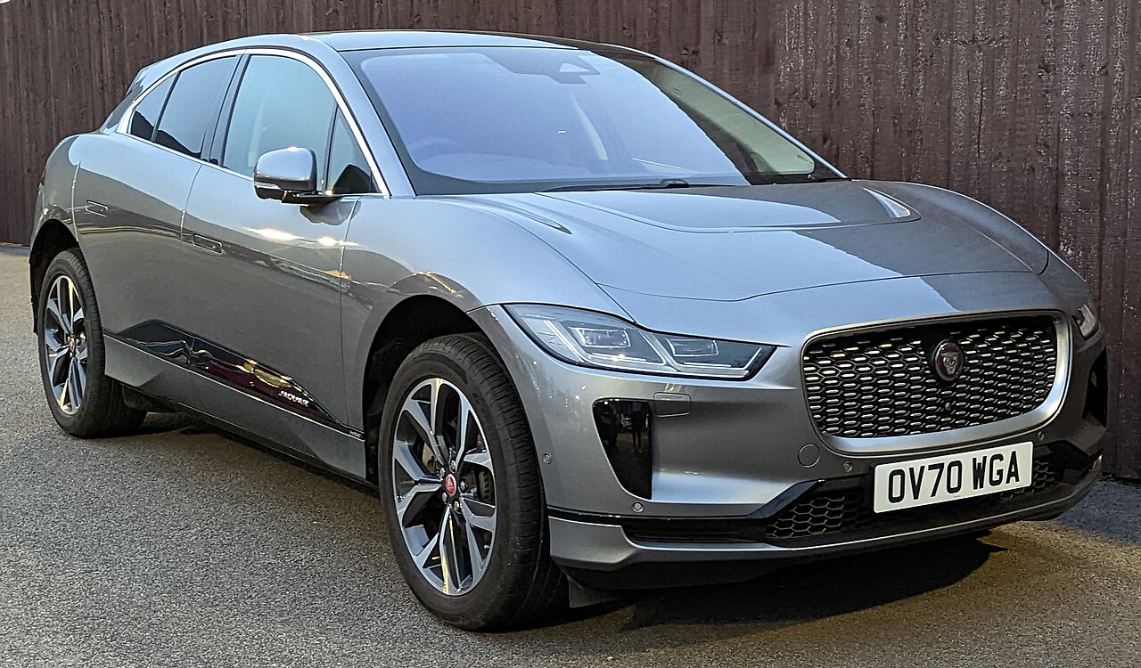 Jaguar I-PACE grise photographiée de trois quarts avant