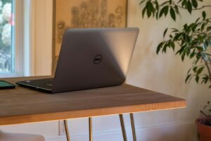 Ordinateur sur un bureau, photographie d’illustration