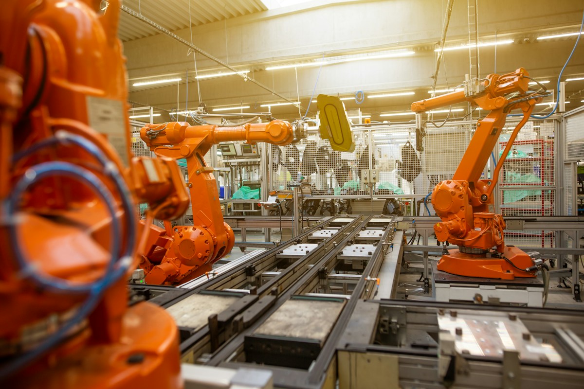 Robots industriels dans une usine