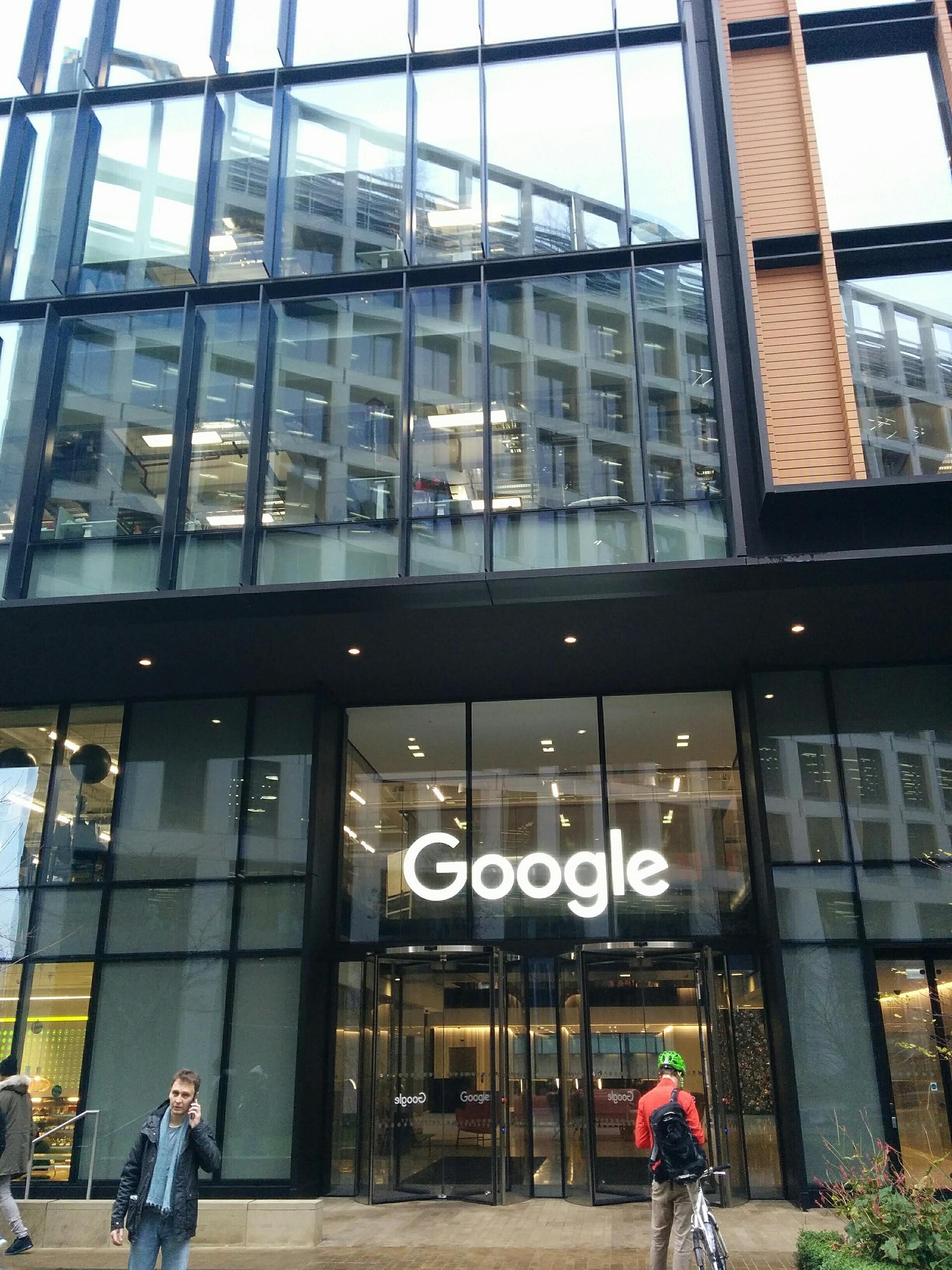 Entrée du siège de Google DeepMind au 6 Pancras Square à Londres