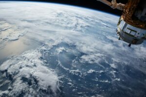 Vue de la Terre depuis l’espace, illustration du contexte orbital