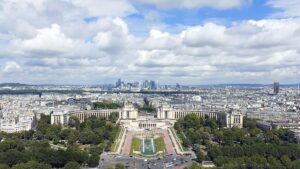 Les tours du quartier d’affaires de La Défense vues depuis la tour Eiffel