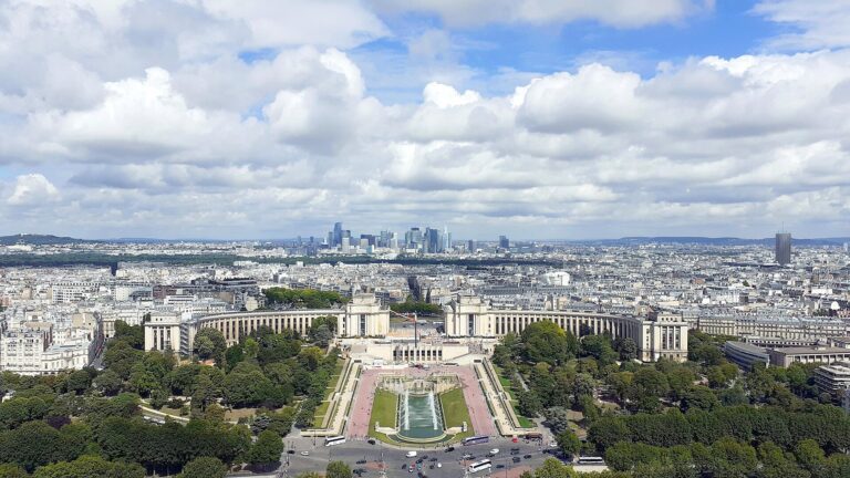 Les tours du quartier d’affaires de La Défense vues depuis la tour Eiffel