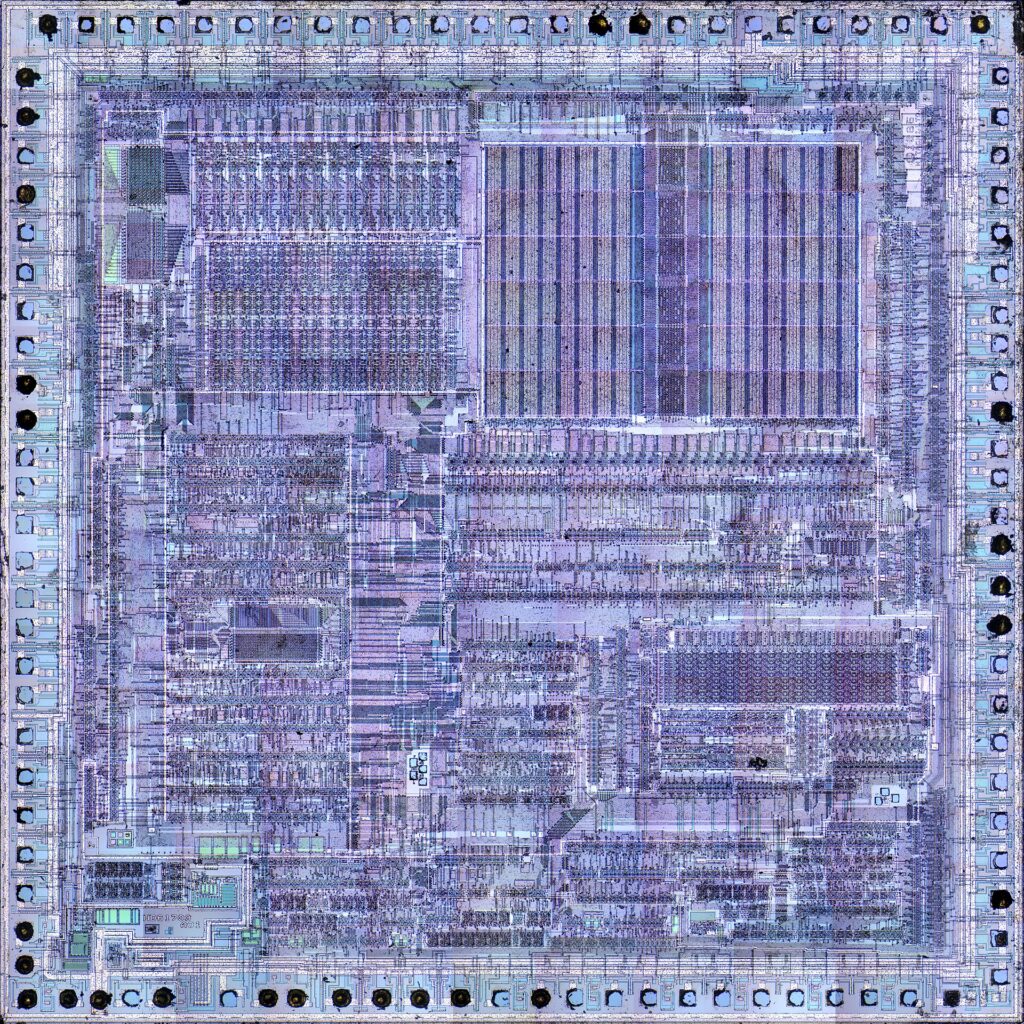 Photographie en gros plan d’une puce de microprocesseur en silicium, avec ses circuits métalliques en réseau