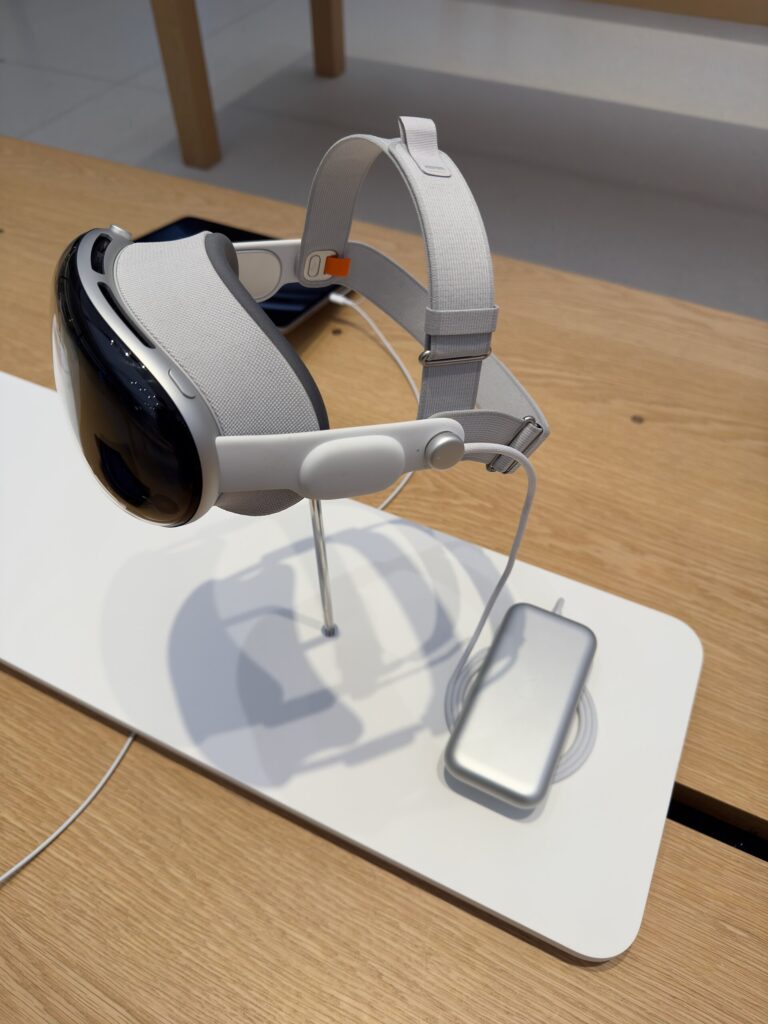 Apple Vision Pro présenté dans un Apple Store