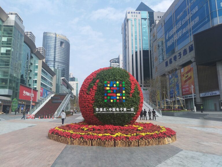 Entrée de la rue piétonne de Huaqiangbei à Shenzhen, quartier chinois de l’électronique