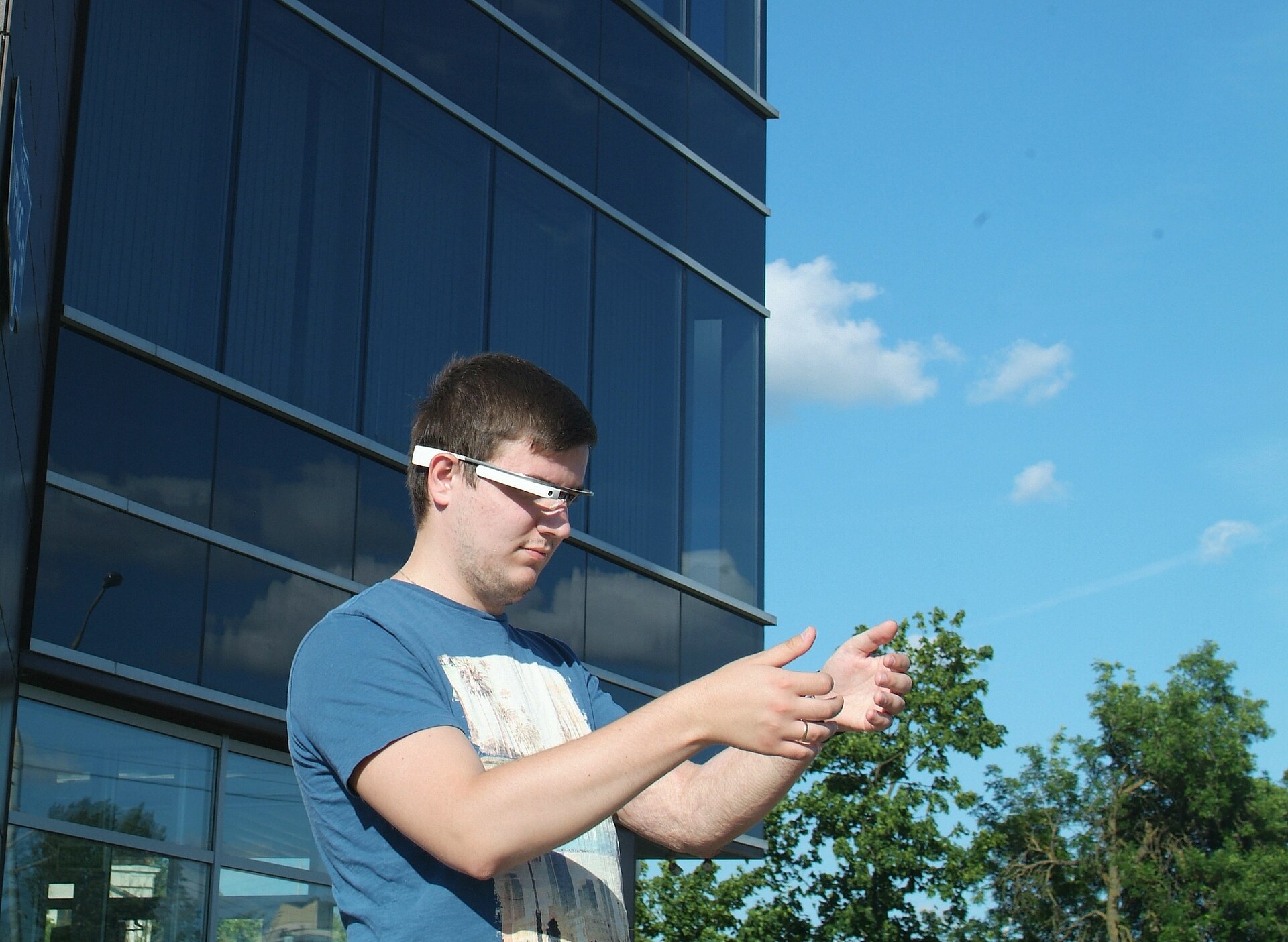 Utilisateur de lunettes de réalité augmentée