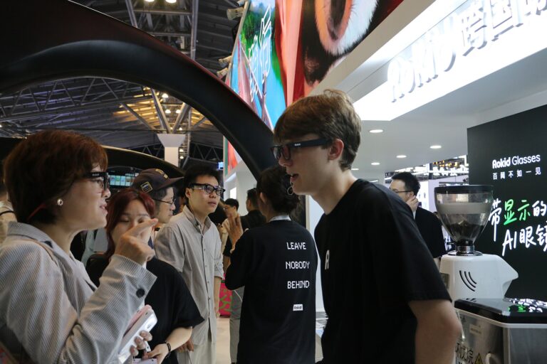 Stand Rokid présentant des lunettes intelligentes au WAIC 2025 à Shanghai