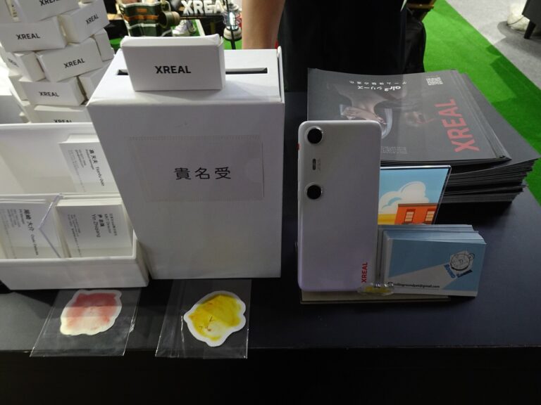 Stand XREAL au Tokyo Game Show 2024 avec des lunettes XREAL et le Beam Pro