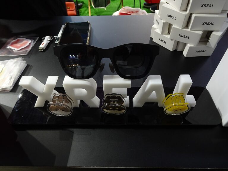 Visiteurs essayant des lunettes XREAL au Tokyo Game Show 2024